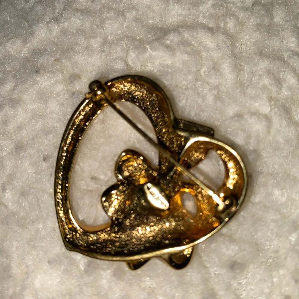 Elegant Gold Heart Brooch with Red Gem‎